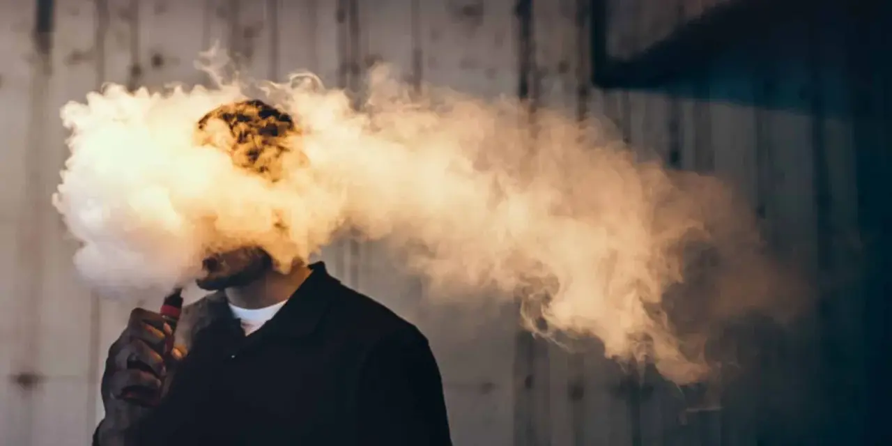 Hombre exhala una gran nube de vapor. Parece que vapear da gases.