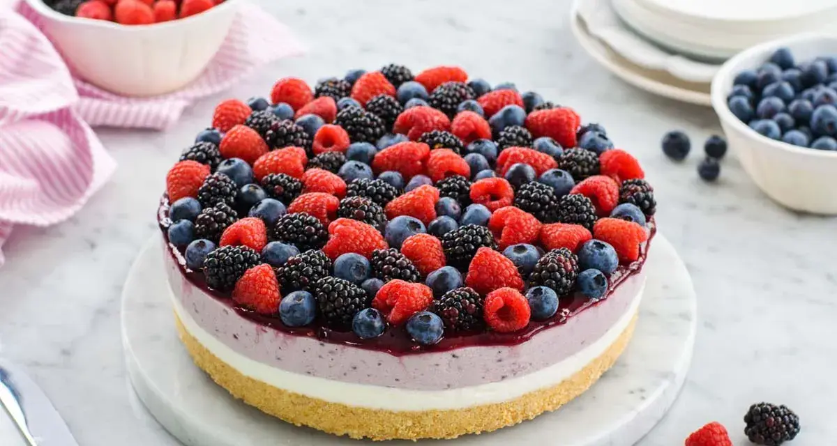 Cheesecake ai frutti di bosco con Philadelphia, un tripudio di lamponi, mirtilli e more su una base croccante.