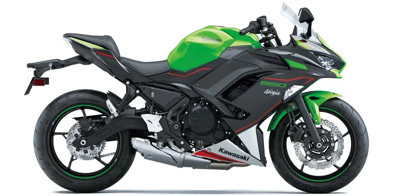 Zielono-czarny Kawasaki Ninja 650, gotowy do osiągnięcia swojej prędkości maksymalnej.