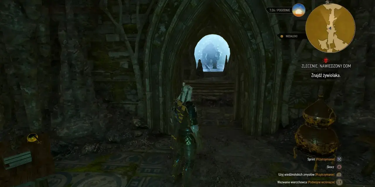Geralt wchodzi do mrocznego korytarza w ramach zlecenia Wiedźmin 3 Nawiedzony Dom. Przed nim łukowate przejście, za którym widać mglisty krajobraz.