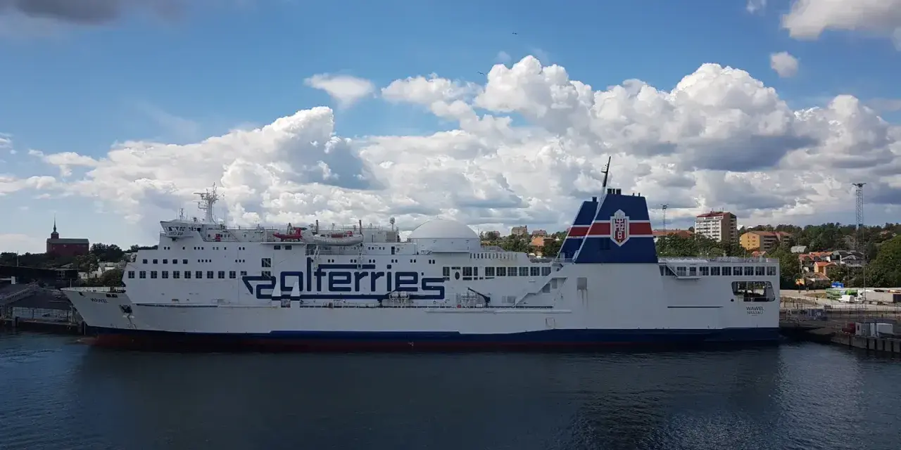 Prom Wawel, kursujący na trasie Nynäshamn-Gdańsk, cumuje w porcie. Sprawdź rozkład i zaplanuj podróż!