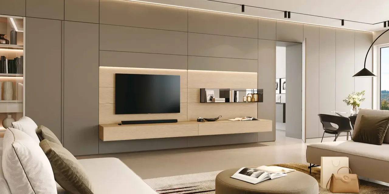 Ecco come arredare una parete attrezzata moderna: un mobile sospeso in legno chiaro con TV, mensole minimaliste e illuminazione integrata.