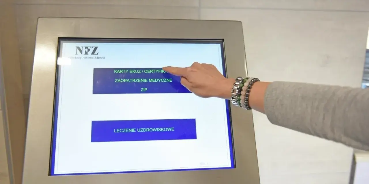 Dłoń dotyka ekranu automatu NFZ, wybierając opcję "Karty EKUZ / Certyfikaty".