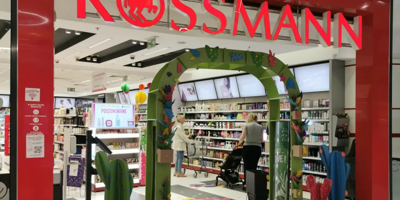 W Rossmannie można wydrukować zdjęcia. W sklepie są promocje i kosmetyki.
