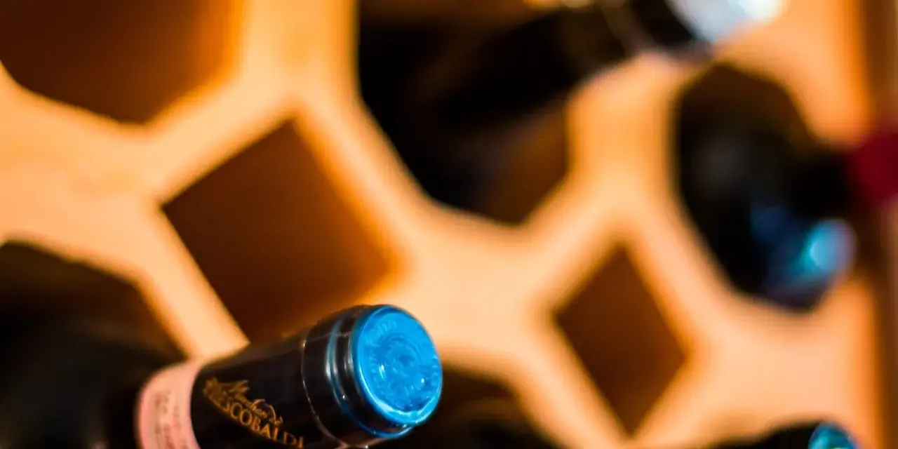 Butelki w drewnianym stojaku, jedna z etykietą "Frescobaldi". Ciekawi mnie, jak smakuje brandy.