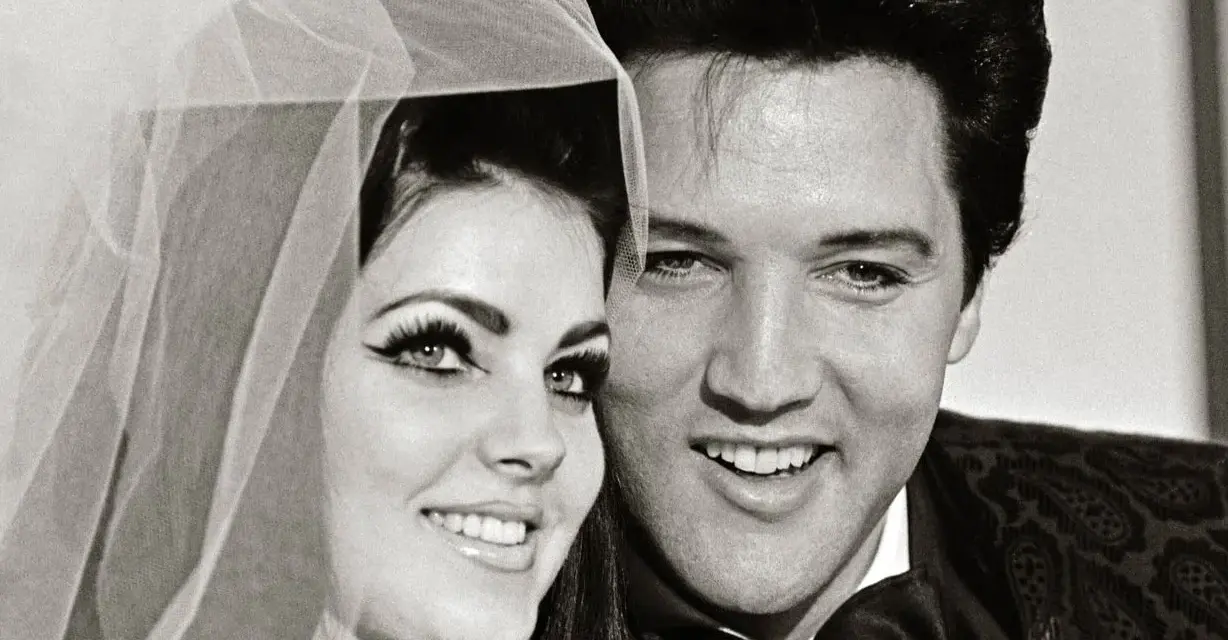 Priscilla Presley und Elvis Presley an ihrem Hochzeitstag. Ihre spätere Priscilla Presley Scheidung war ein trauriges Ende für diese Liebe.