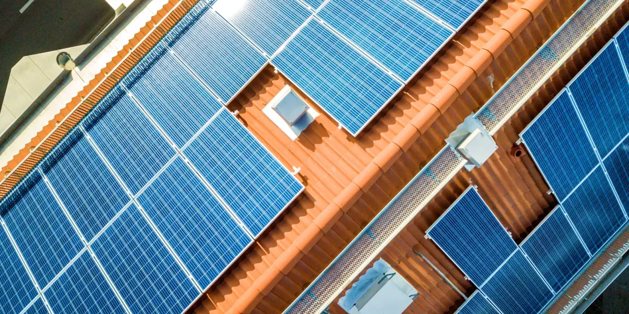 Panele fotowoltaiczne na dachu. Od kiedy można instalować 150 kw bez pozwolenia na budowę?