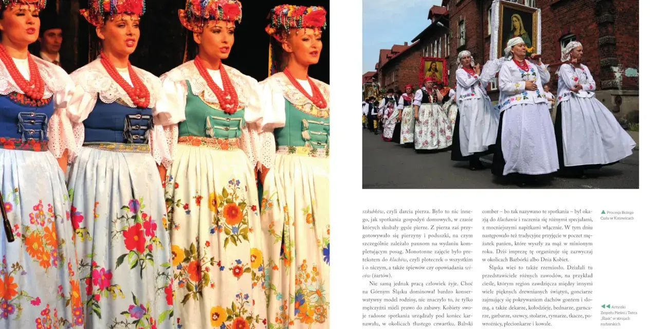 Kobiety w tradycyjnych strojach ludowych, z barwnymi kwiatami na spódnicach i ozdobnymi czepcami, prezentują twórczość ludową inaczej.