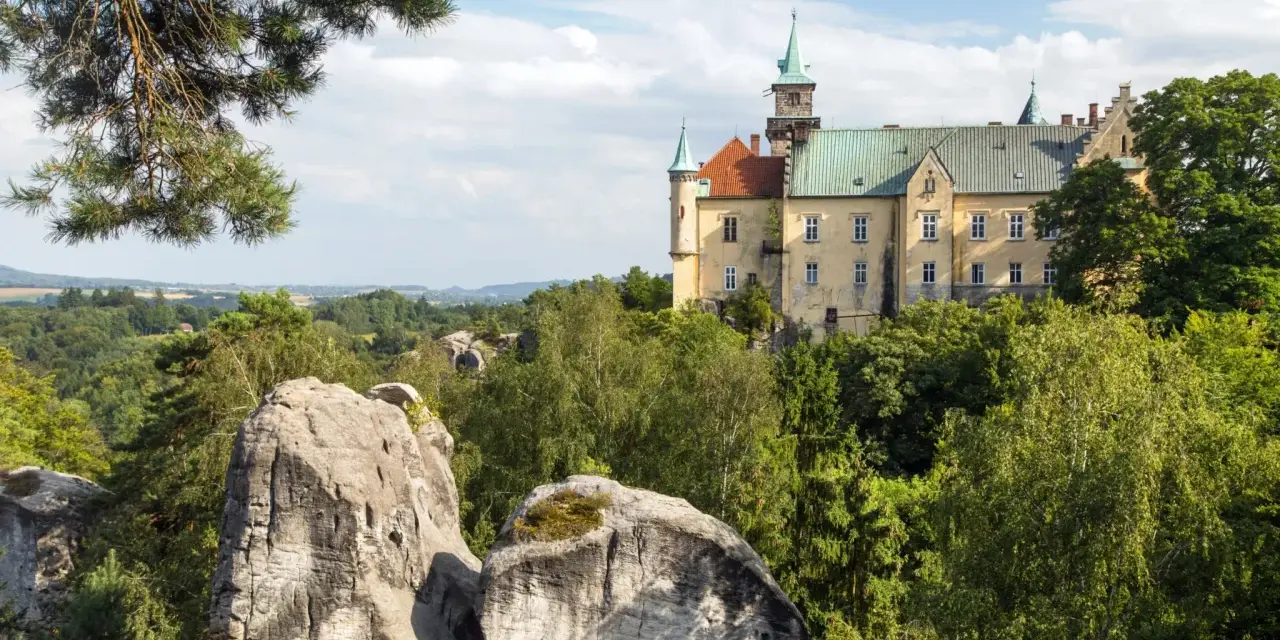 Zamek Hrubá Skála, jedna z pięknych czeskie atrakcje, wznosi się nad skalistym krajobrazem i lasami.