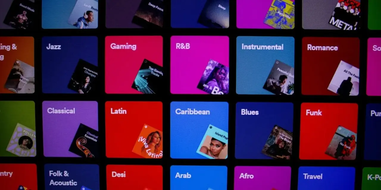 Spotify-Kacheln mit Genres wie Chill, Jazz, Latin und Afro. Eine Spotify Rap Playlist könnte hier versteckt sein.