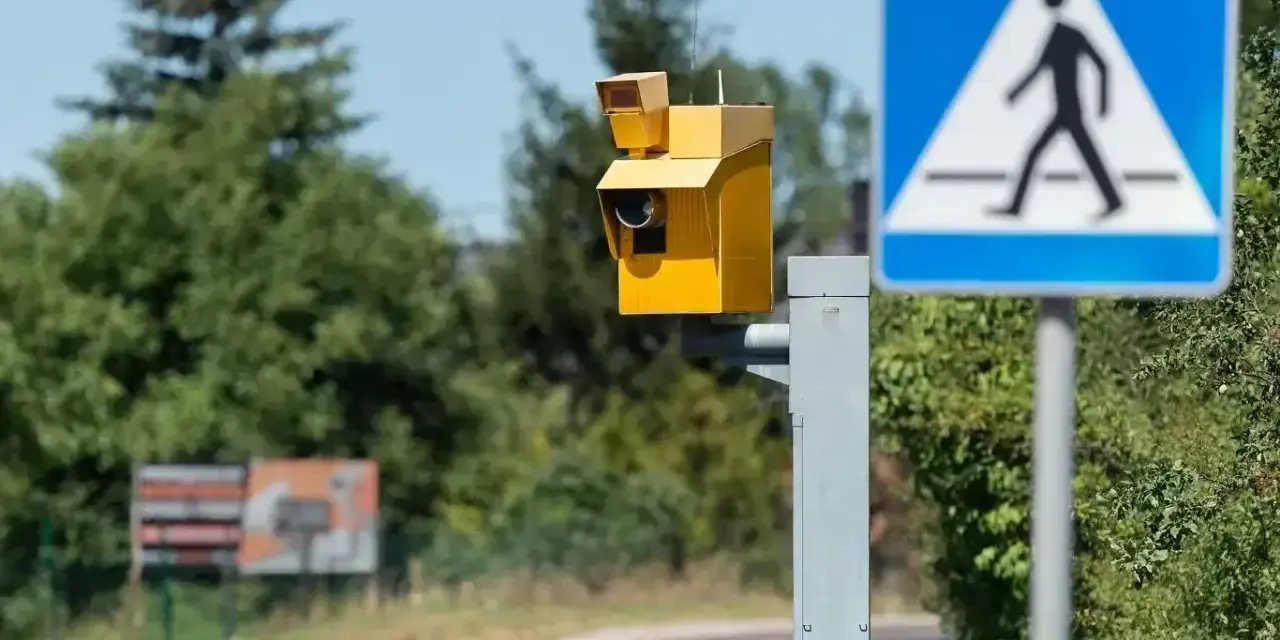 Żółty fotoradar i znak przejścia dla pieszych. Uważaj na przekroczenie prędkości o 30 w terenie zabudowanym, bo możesz dostać mandat.