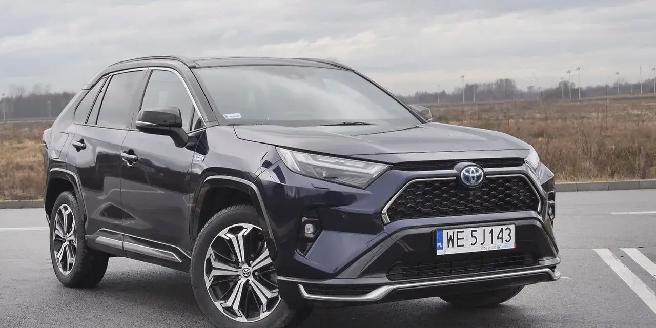 Toyota RAV4 hybryda czy benzyna – która wersja jest tańsza w utrzymaniu?