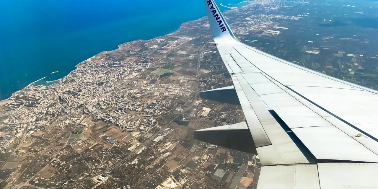 Widok z samolotu Ryanair na wybrzeże i miasto, zbliżamy się do lotniska w Bari.