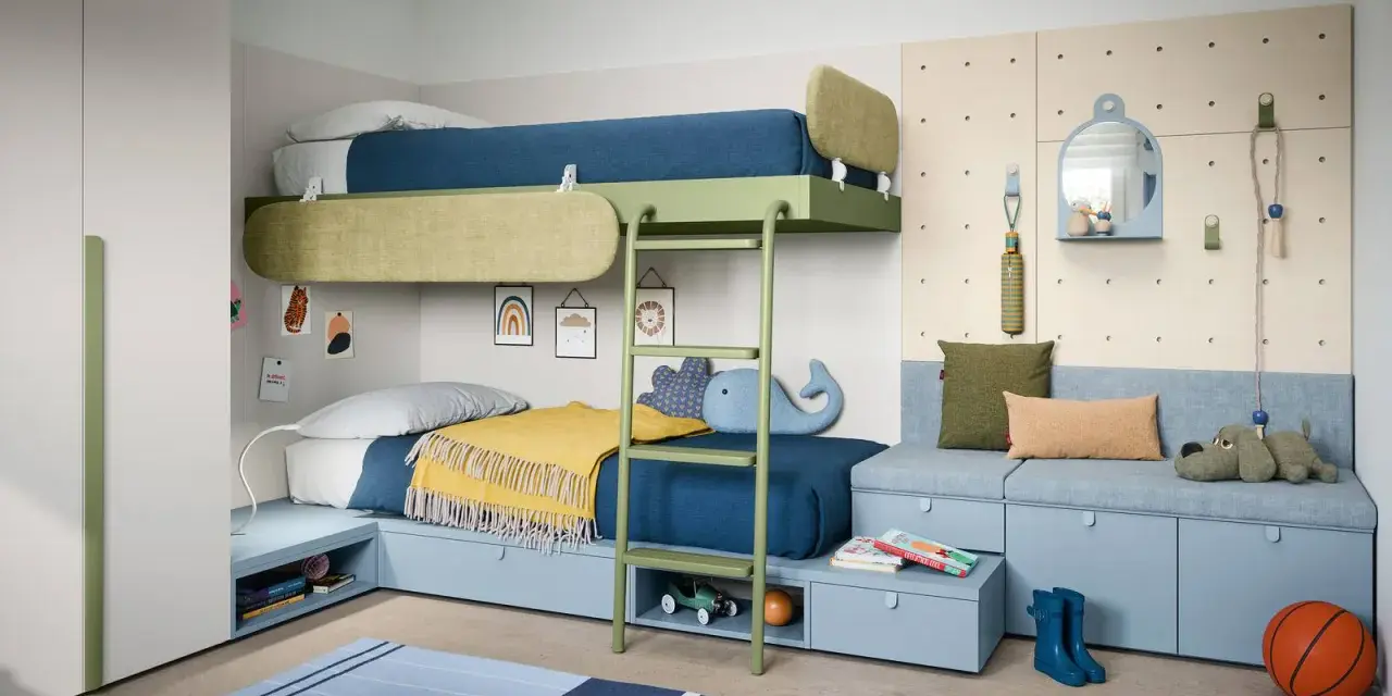 Letto a castello da che età? Questa cameretta colorata con letti a castello, divanetto e tanti giochi è perfetta per bambini dai 6 anni in su.