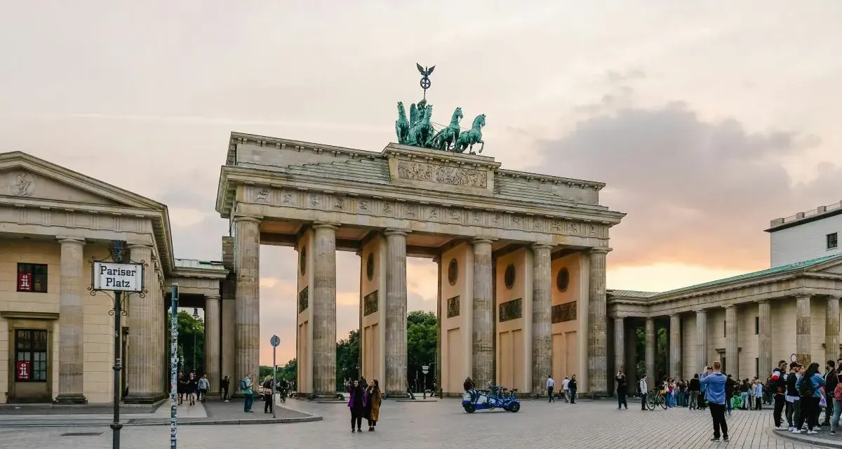 Brama Brandenburska, symbol Berlina, idealne miejsce na rozpoczęcie zwiedzania. Berlin co warto zobaczyć w jeden dzień? To właśnie!