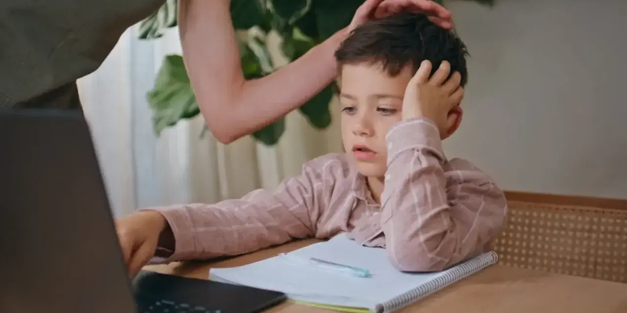 Chłopiec zrezygnowany, gdy dziecko nie chce się uczyć. Rodzic próbuje go pocieszyć, ale bezskutecznie. Może potrzebna pomoc psycholog?