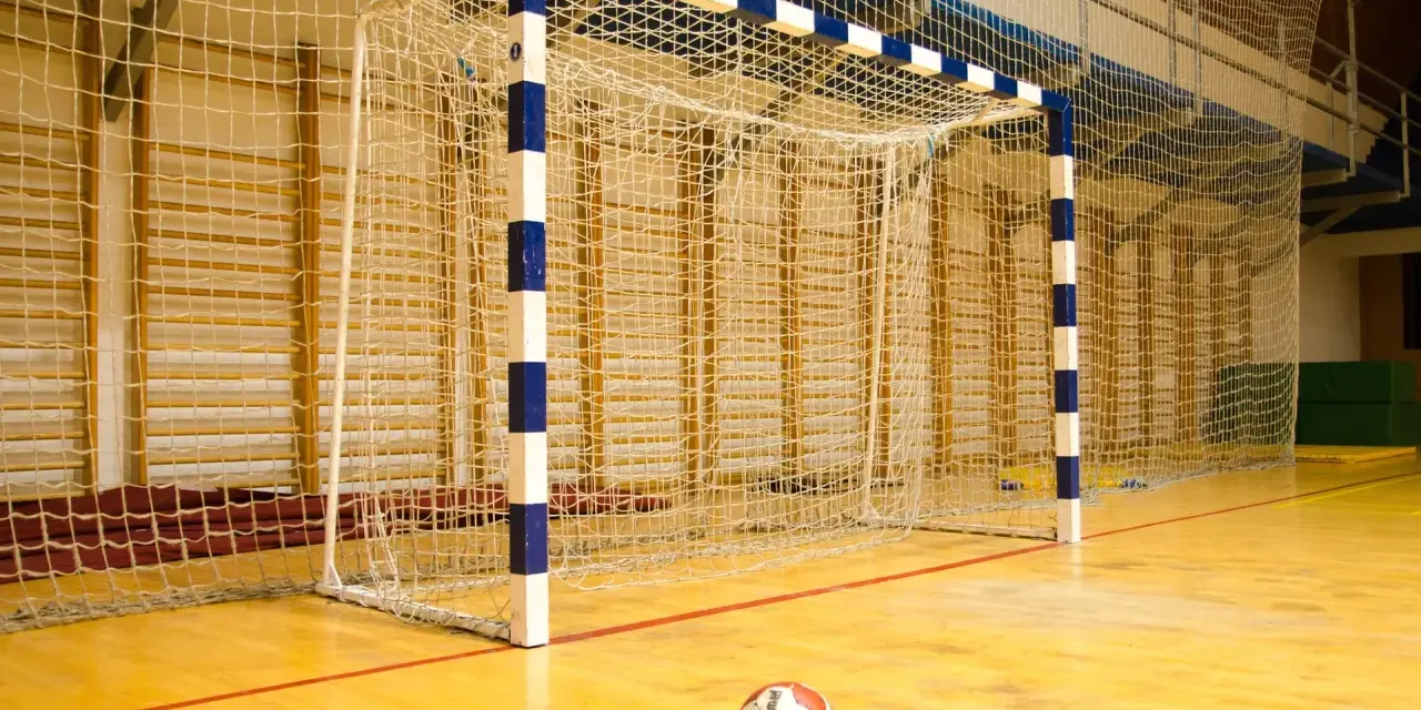 Piłka ręczna inaczej? Bramka na hali sportowej czeka na akcję.