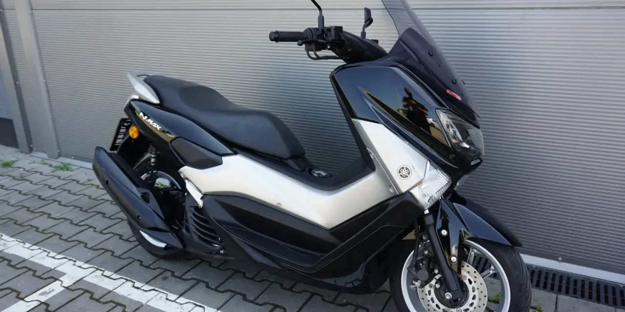 Czarny skuter Yamaha NMAX 125, idealny do miasta. Sprawdź jego dane techniczne i możliwości.