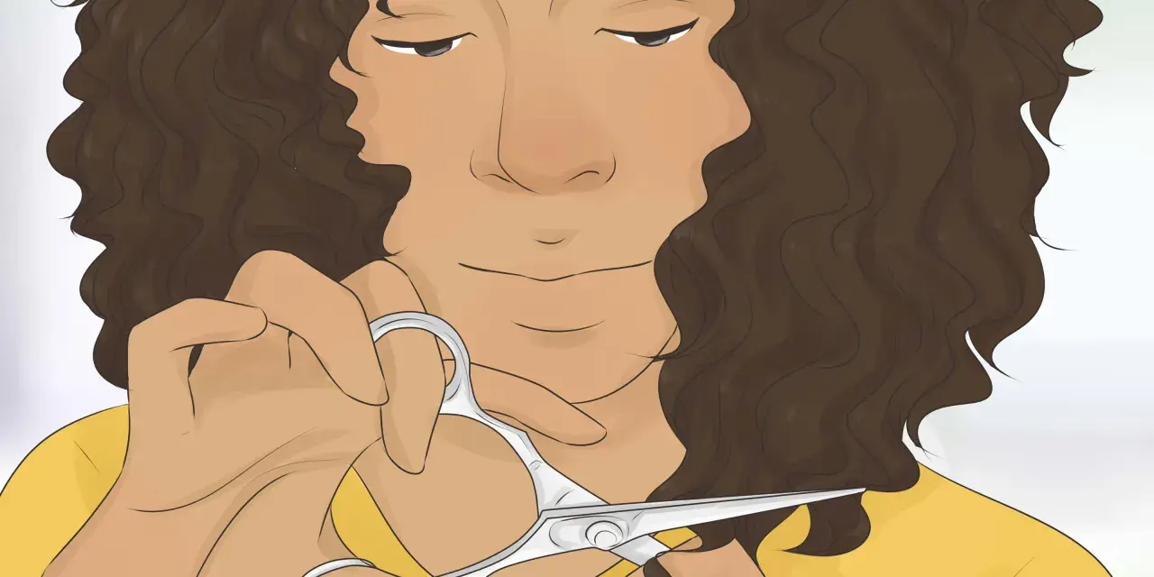 Persona con cabello castaño rizado a capas se corta el pelo con tijeras.