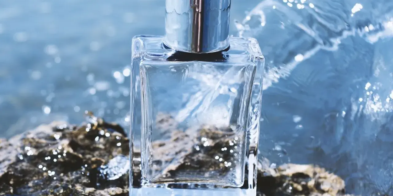 Wie frisch geduscht riechen? Die besten Parfums & Tricks