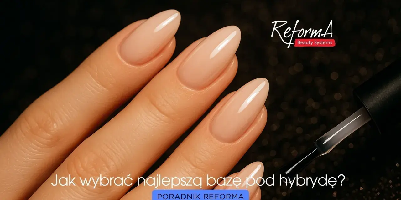 Dłonie z idealnym manicure hybrydowym. Pędzelek lakieru i napis "Jak wybrać najlepszą bazę pod hybrydę?".