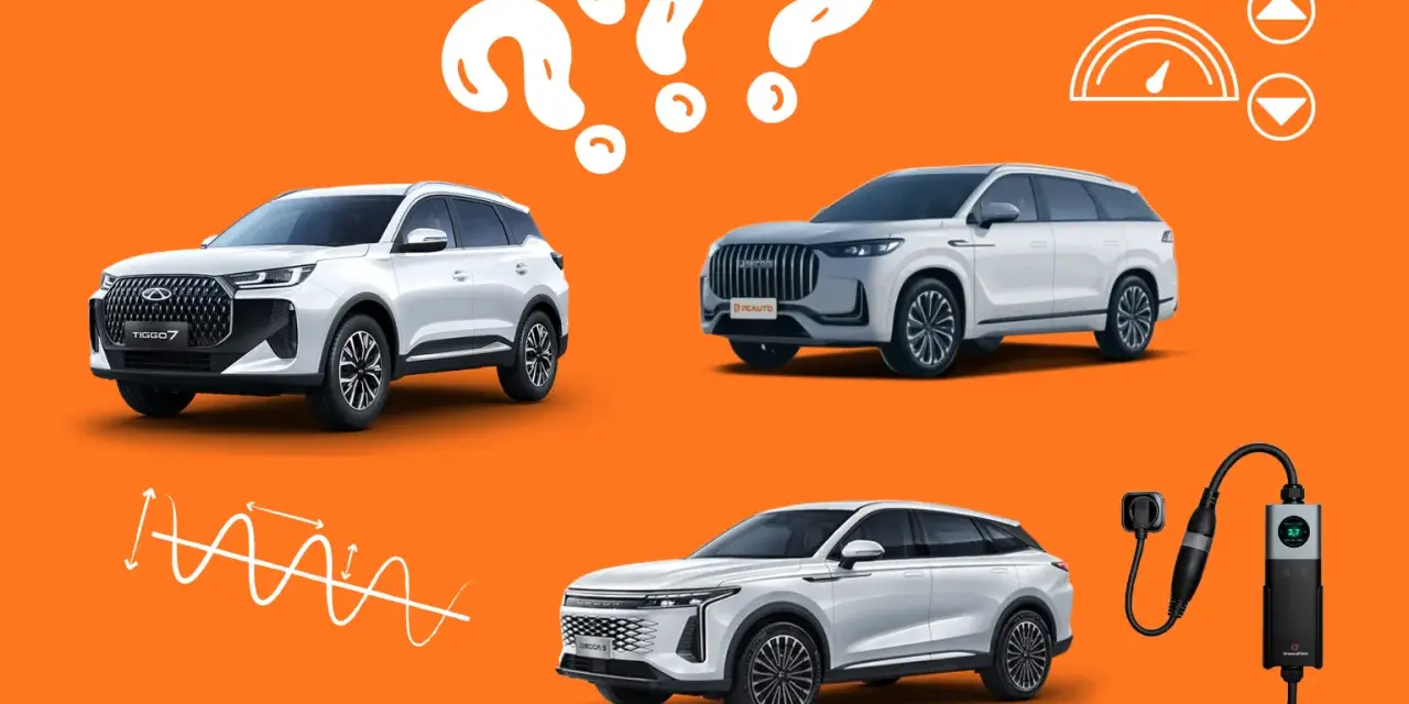 Trzy białe SUV-y, w tym omoda hybryda, na pomarańczowym tle z ikonami i ładowarką.