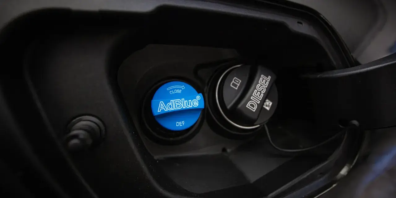 Dwa korki w samochodzie: niebieski z napisem AdBlue i DEF, czarny z napisem DIESEL. System SCR w dieslu wymaga dbałości.