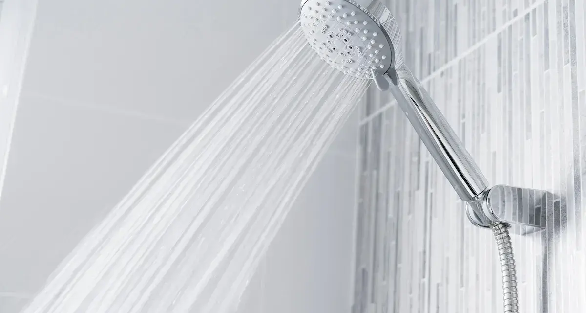 Doccia cromata con getti d'acqua. Il mio scaldabagno fischia quando apro acqua fredda, un suono strano.