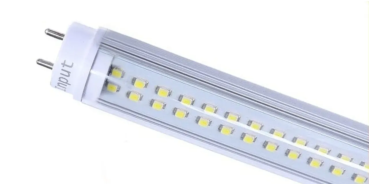 Nowoczesna jarzeniówka LED z aluminiową obudową i widocznymi diodami.
