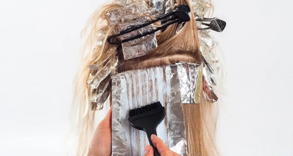 Haar entfärben: So entfernen Sie unerwünschte Haarfarbe effektiv