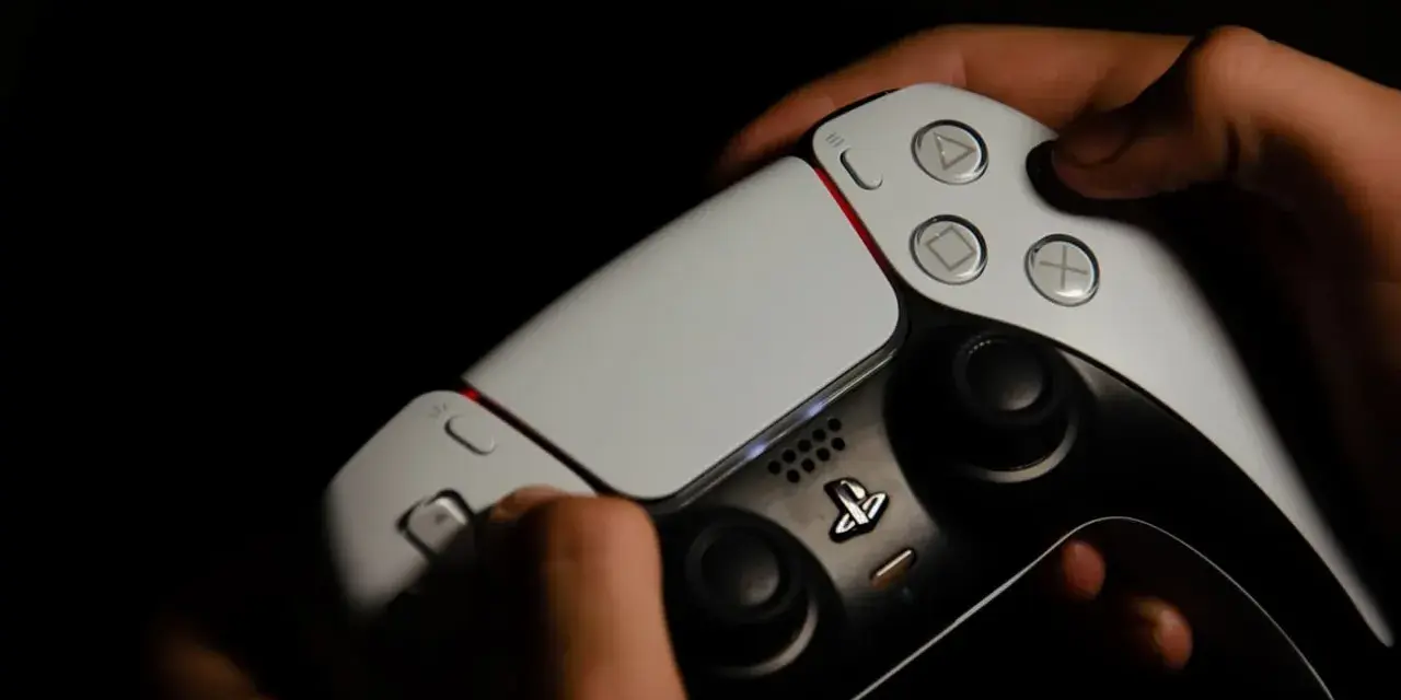 Manos sujetando un mando de PS5, intentando arreglar el drift.