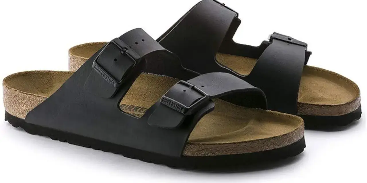 Sandalias negras tipo Birkenstock, cómodas y versátiles. ¿Qué es Birko Flor? Es el material de alta calidad de estas chanclas.