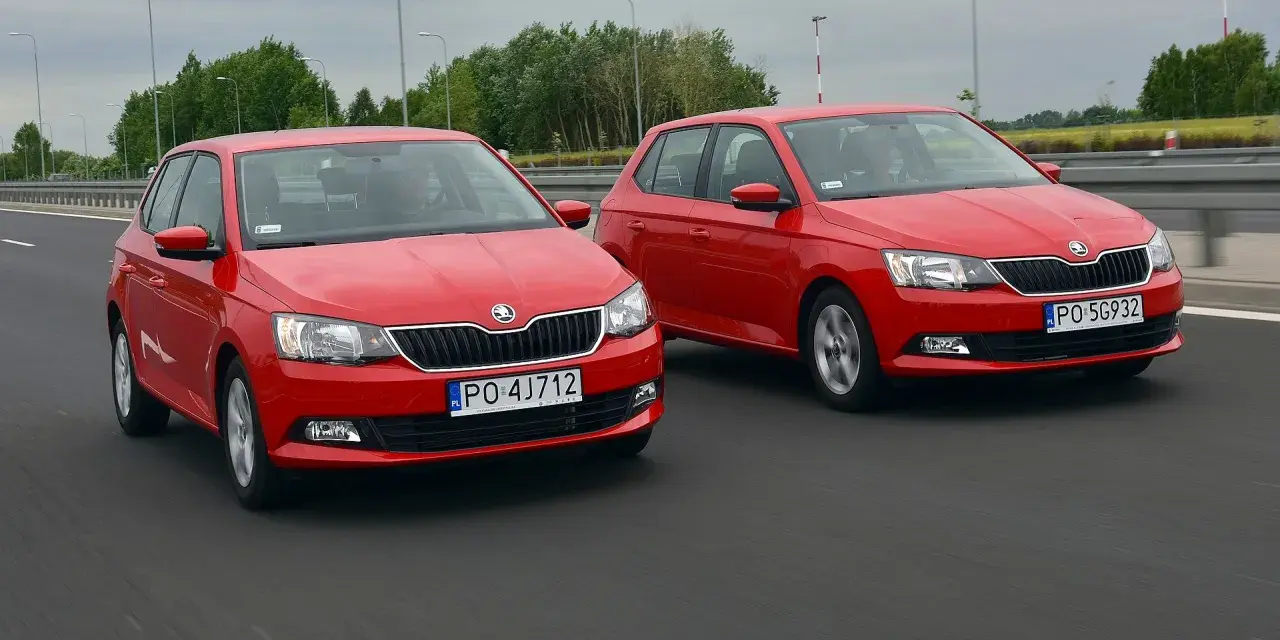Dwie czerwone Škody Fabia na drodze. Sprawdź aktualne skoda fabia - ceny używanych.