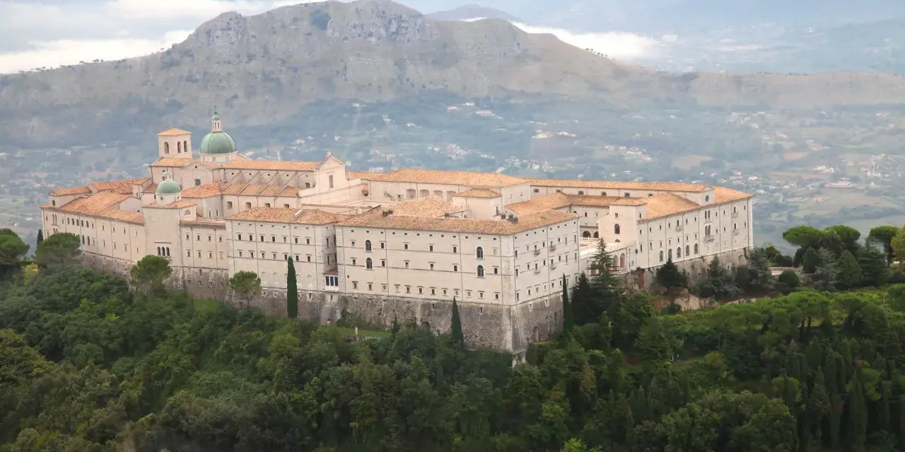 Abbazia di Montecassino, punto di partenza del cammino di San Benedetto. Le sue tappe e i suoi km sono un'esperienza spirituale.