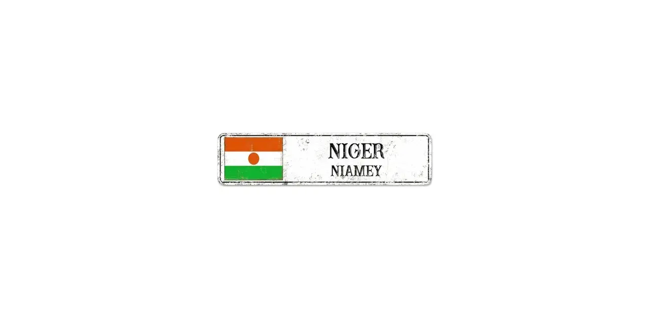 Tabliczka z flagą Nigru i nazwą stolicy Niamey.