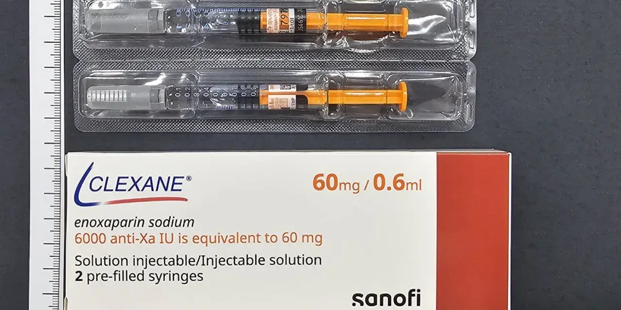 Zwei Fertigspritzen Clexane (Enoxaparin-Natrium) 60mg/0,6ml und die Verpackung.