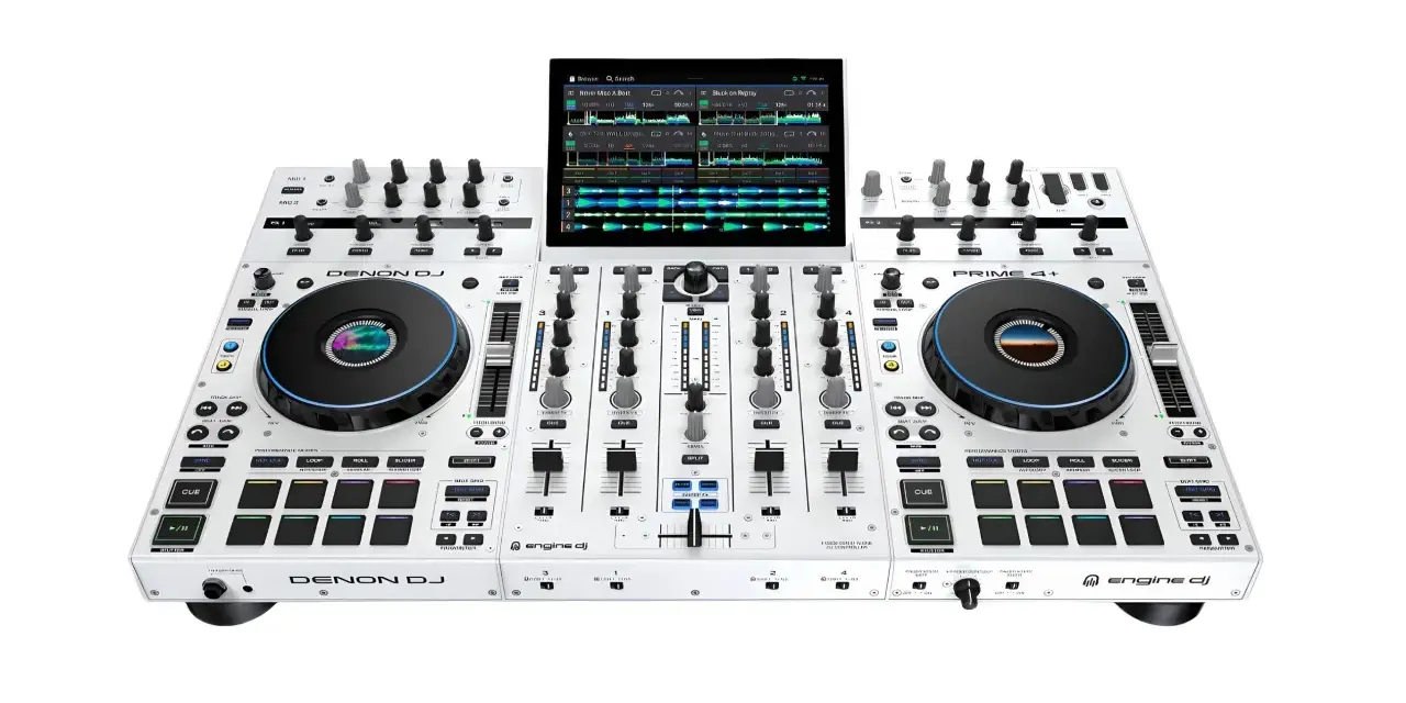 Profesjonalny kontroler DJ Denon DJ PRIME 4+ z ekranem dotykowym, dwoma talerzami i padami.