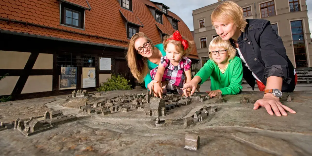 Rodzina odkrywa Bydgoszcz na makiecie Starego Miasta. Świetny pomysł, gdzie z dzieckiem w Bydgoszczy!