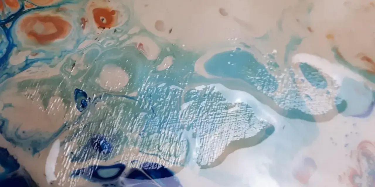 Peinture abstraite aux couleurs vives, évoquant la technique de comment faire du vernis avec de l'eau. Des formes fluides bleues, blanches et orangées se mélangent.