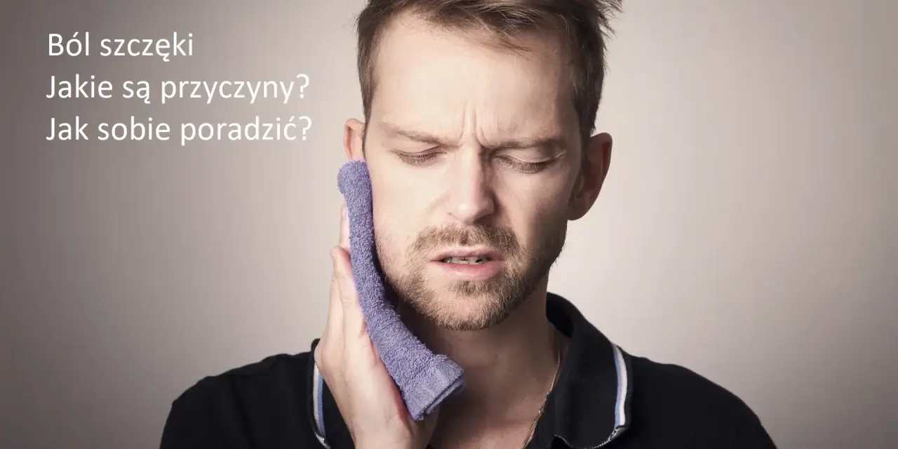 Mężczyzna z bólem ucha przy otwieraniu szczęki trzyma zimny okład na policzku.
