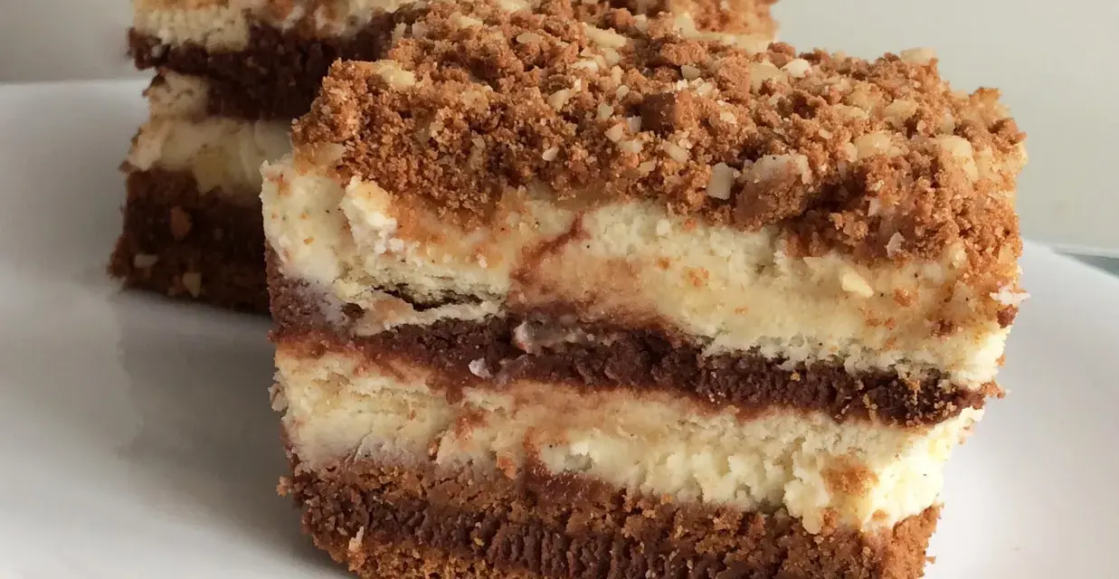 Szybkie ciasto z serkiem mascarpone, warstwowe, z czekoladowym kremem i kruszonką. Idealne na deser.