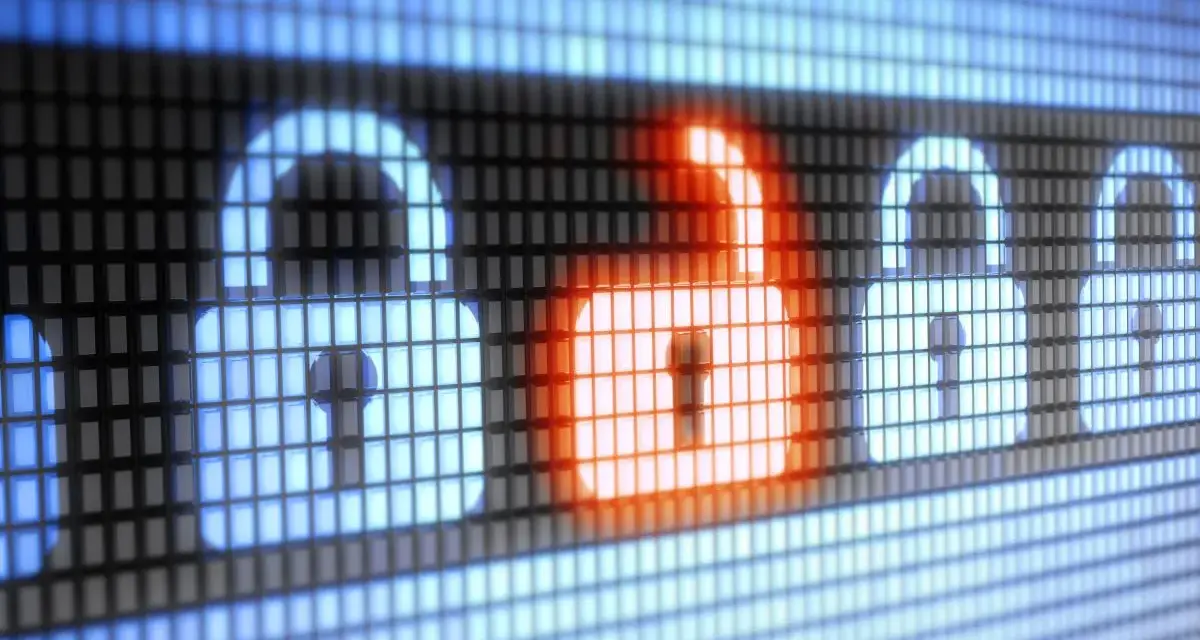 Cyfrowe zamki, jeden otwarty na czerwono, symbolizują zagrożenie. Czy to atak rootkit? Co to jest i jak się chronić?
