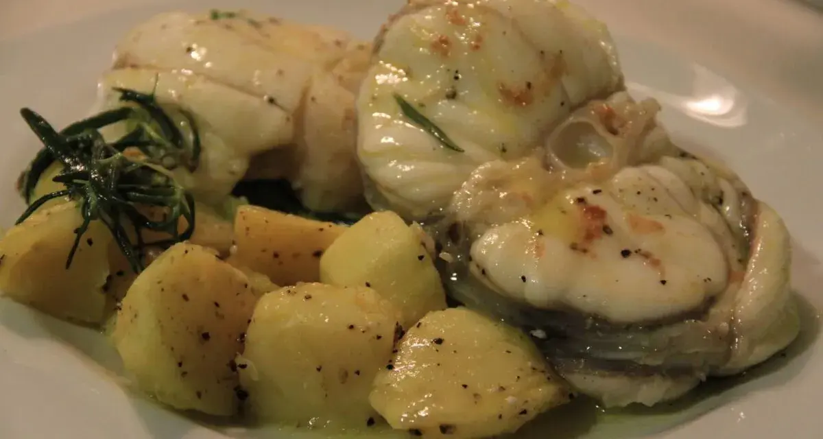 Rape a la plancha con patatas y romero. Un plato jugoso y aromático, listo para disfrutar.