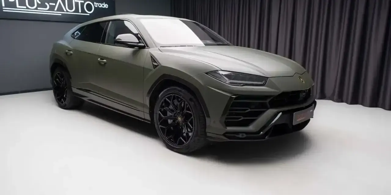 Matowy, zielony Lamborghini Urus na czarnych felgach. Sprawdź, jaka jest aktualna lamborghini urus cena.