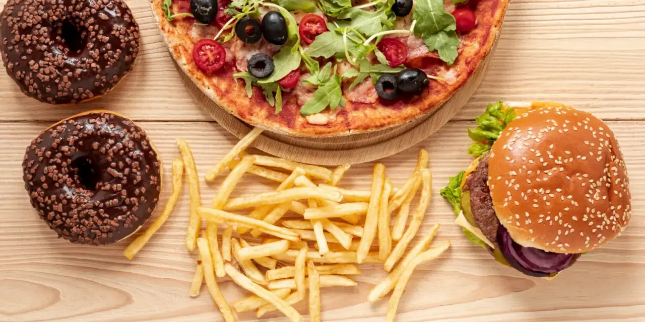Pizza, burger, frytki i pączki z czekoladą – uczta pełna tłuszczów nasyconych.