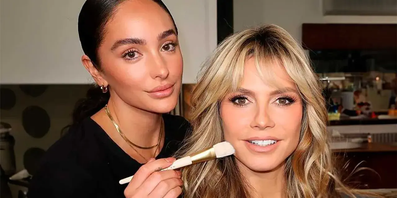 Maquilladora aplica producto para lograr un efecto glow cara radiante en modelo.