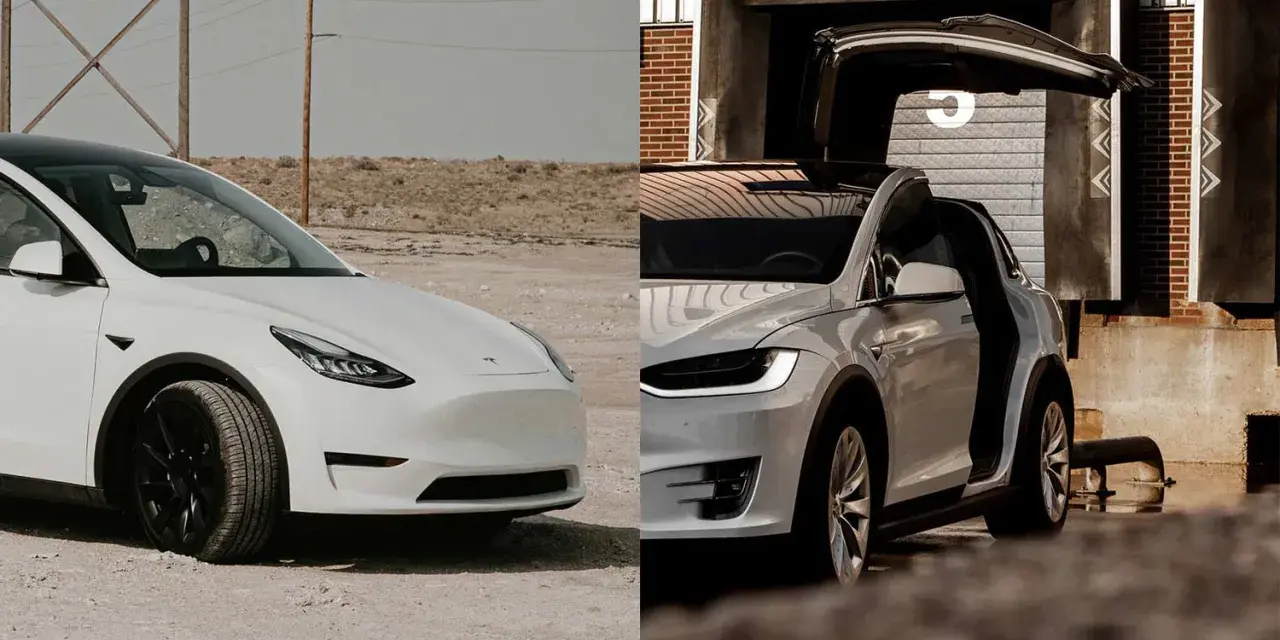Dwa białe Tesle: Model Y z przodu i Model X z otwartymi drzwiami.