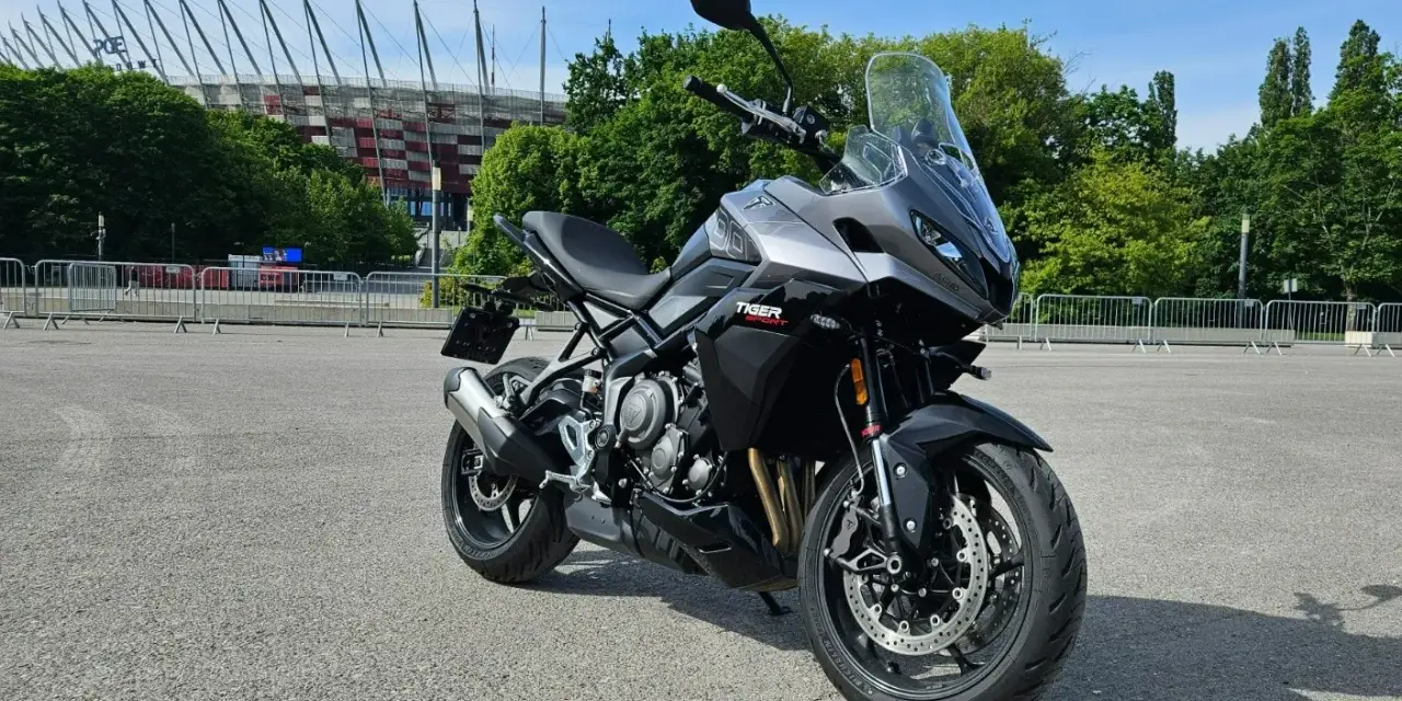 Szary motocykl Triumph Tiger Sport 660, gotowy do jazdy. Dane techniczne tego modelu zachwycają.