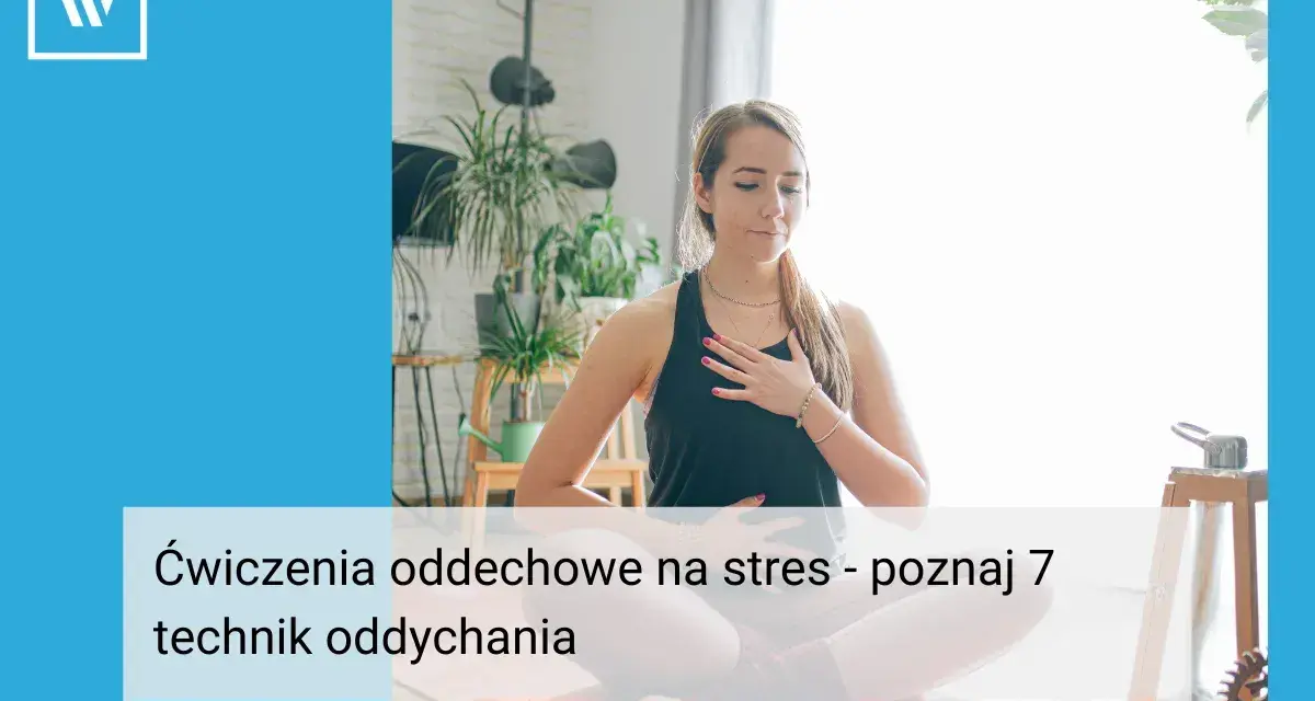 Kobieta w pozycji medytacyjnej, z dłońmi na klatce piersiowej, praktykuje ćwiczenia oddechowe na stres.