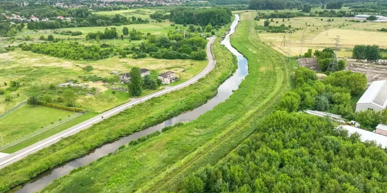 Malownicze trasy rowerowe Częstochowa wzdłuż kanału, otoczone zielenią i polami. Idealne miejsce na aktywny wypoczynek.